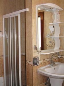 Koupelna v ubytování Hotel Royal + 33 fotografií