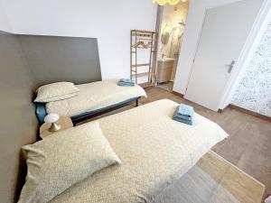 a room with two beds and a ladder at Gite Grand Chantilly -Maison 2CHB-2SDB 6p & Studio 2p in Châteauroux