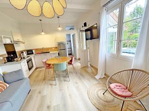 a kitchen and a living room with a table and chairs at Gite Grand Chantilly -Maison 2CHB-2SDB 6p & Studio 2p in Châteauroux
