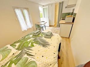 a bedroom with a bed with a pineapple pattern on it at Gite Grand Chantilly -Maison 2CHB-2SDB 6p & Studio 2p in Châteauroux +11 photos