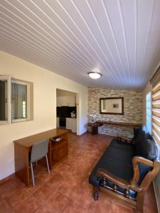 un salon avec un canapé et une table dans l'établissement caminho da praia da maiata, à Porto da Cruz