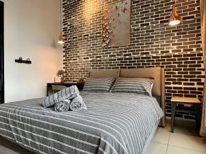 Postel nebo postele na pokoji v ubytování UrbanRuma#BrickLoft#Putrajaya#IOI City Mall#3BR