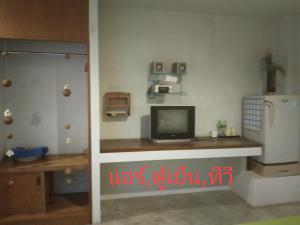 una cucina con frigorifero e una TV su un bancone di ÀCER guesthouse a Petchaburi