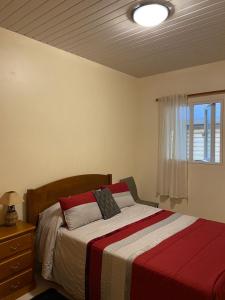 une chambre avec un lit et une fenêtre dans l'établissement caminho da praia da maiata, à Porto da Cruz