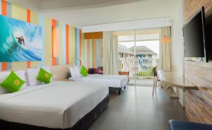 Postel nebo postele na pokoji v ubytování Bliss Surfer Hotel Legian + 37 fotografií