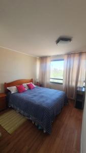 Postel nebo postele na pokoji v ubytování Cómodo mini departamento Calama