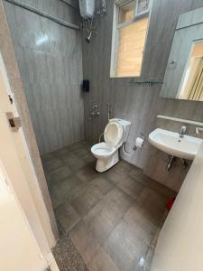 Koupelna v ubytování Good Stay 2BHK Pool apartment 10 mins from dabolim airport Goa 102