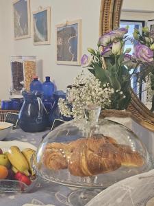 a glass plate with a loaf of bread on a table at Voglia d'aMare in Numana
