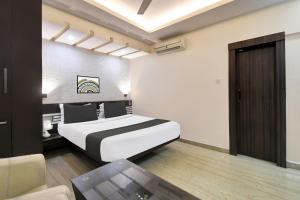 ラーンチーにあるSuper Townhouse Ranchi Near Railway Stationのベッドとテーブルのあるホテルの部屋 +44枚の写真
