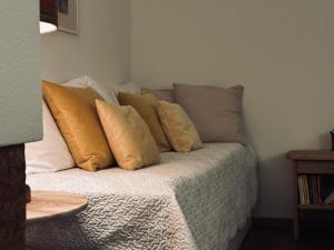Gstaad Central and View客房内的一张或多张床位