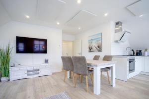 Η κουζίνα ή μικρή κουζίνα στο Himmelreich - Helle & moderne Ferienwohnung am Meer