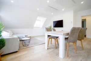 Μια τηλεόραση ή/και κέντρο ψυχαγωγίας στο Himmelreich - Helle & moderne Ferienwohnung am Meer