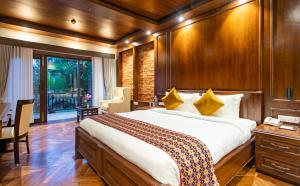 Letto o letti in una camera di Regenta Resort & Spa By Riverside, Chitwan