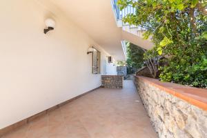 a walkway in a house with a wall at Villa Sandoval in Palermo