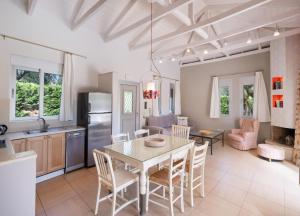 una cucina e una sala da pranzo con tavolo e sedie di Maria by Vintage Travel a Città di Lefkada
