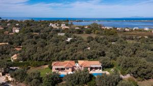 una vista aerea di una casa con alberi e acqua di Maria by Vintage Travel a Città di Lefkada