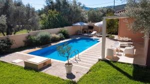 una piscina nel cortile di una casa di Maria by Vintage Travel a Città di Lefkada