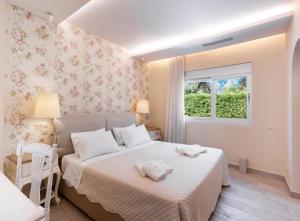 una camera da letto con un letto e una finestra di Leda by Vintage Travel a Città di Lefkada Altre 26 foto