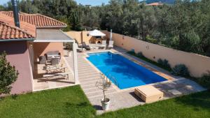 una piscina nel cortile di una casa di Leda by Vintage Travel a Città di Lefkada