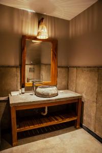 Postel nebo postele na pokoji v ubytování Hotel Sonar Bangla Joypur Forest