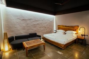 Postel nebo postele na pokoji v ubytování Hotel Sonar Bangla Joypur Forest