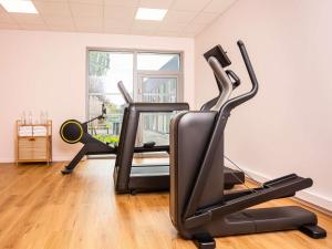 Posilňovňa alebo fitness centrum v ubytovaní Mercure Dunkerque Centre Gare