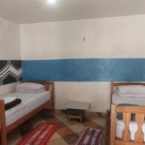 Postel nebo postele na pokoji v ubytování Quarto compartilhado com ar condicionado banheiro externo compartilhado