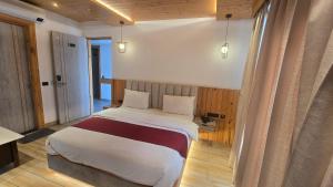 Postel nebo postele na pokoji v ubytování Grace Inn Hotel Dehradun