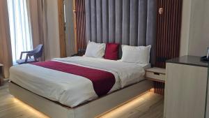 Postel nebo postele na pokoji v ubytování Grace Inn Hotel Dehradun