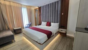 Postel nebo postele na pokoji v ubytování Grace Inn Hotel Dehradun