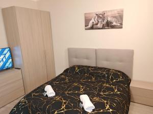 a bedroom with a bed and a picture of a tiger at La Casetta di Alex in Ventimiglia