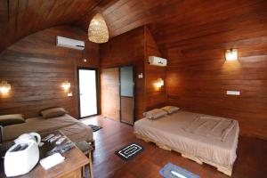 Postel nebo postele na pokoji v ubytování The Coppers Luxury Glamping Pod Villa with a Private Swimming Pool