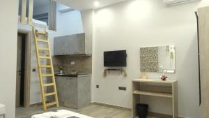 a kitchen with a ladder and a sink in a room at RelaxRooms #1 in Skala Marion