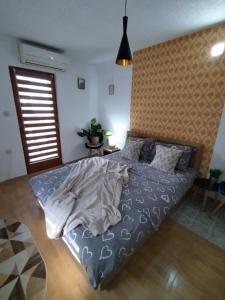 Un dormitorio con una cama con una manta encima. en STEFAN, en Vrnjačka Banja 40 fotos más