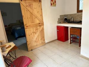 una cucina con porta in legno in una camera di L'atmosfera a Brindisi