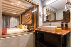 Letto o letti in una camera di Regenta Resort & Spa By Riverside, Chitwan