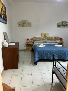 una camera da letto con un letto blu e un armadio di legno di L'atmosfera a Brindisi