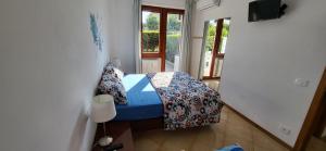 Casetta Pineta Mare في بورتو سان جورجيو: غرفة نوم بها سرير مع لحاف أزرق