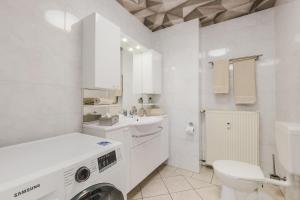 a white bathroom with a washing machine in it at "Harzträume No3" mit Parkplatz - 2 SZ - Smart TV - Sitzplatz im Freien in Wernigerode