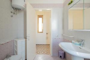 Et badeværelse på Villa Heart Island Vista Mare + 13 billeder