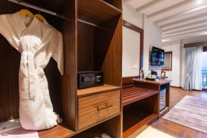 una stanza con un mobile in legno con una TV al suo interno di Regenta Resort & Spa By Riverside, Chitwan a Chitwan