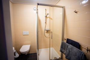 Bilik mandi di Ouder-kind B&B Droomzacht - Natuurkamer +54 gambar