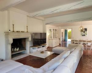 salon z białą kanapą i kominkiem w obiekcie Juan les pins : Villa de charme avec piscine w mieście Juan-les-Pins