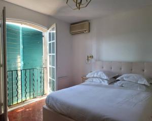 sypialnia z łóżkiem i dużym oknem w obiekcie Juan les pins : Villa de charme avec piscine w mieście Juan-les-Pins +18 zdjęć