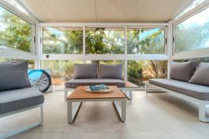un soggiorno con due divani e un tavolo di La villa de Mara a Canet-en-Roussillon