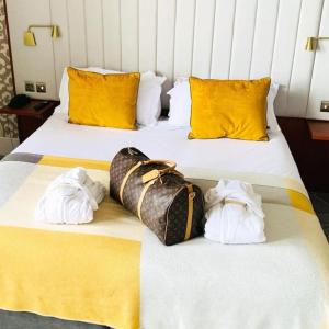 Uma cama ou camas num quarto em The Address Cork (formerly Ambassador Hotel & Health Club)