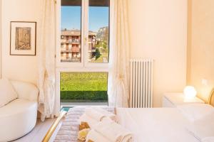 Postel nebo postele na pokoji v ubytování Elena Apartment - Free Secure Parking - Center - Pool - View Lake + 14 fotografií