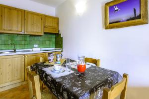 A kitchen or kitchenette at Borgo Stalle Residence