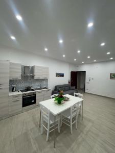 a living room with a table and a kitchen at Casa Franco in Sant'Agnello