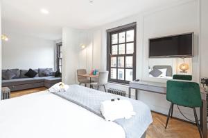 a bedroom with a bed and a living room at London Paddington Apartments in London